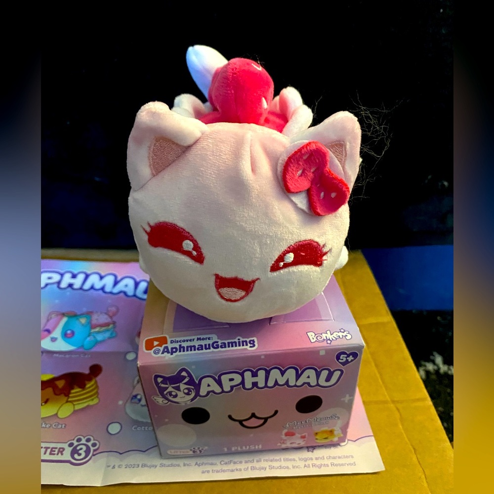NWT Aphmau Meemeow plush Strawberry Shortcake cat Litter 3